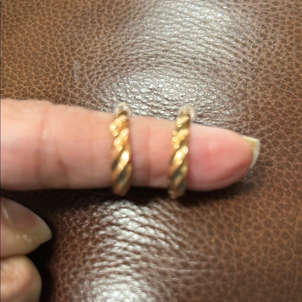 Source Unknown Goldtone Classic Small Hoop Earrings - Picture 4 of 6